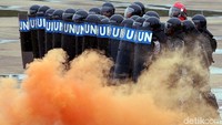 Pasukan Penjaga Perdamaian Polri anti huru hara.