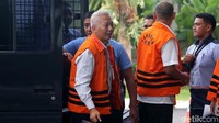 Tonny turun dari mobil tahanan yang membawanya ke gedung KPK.
