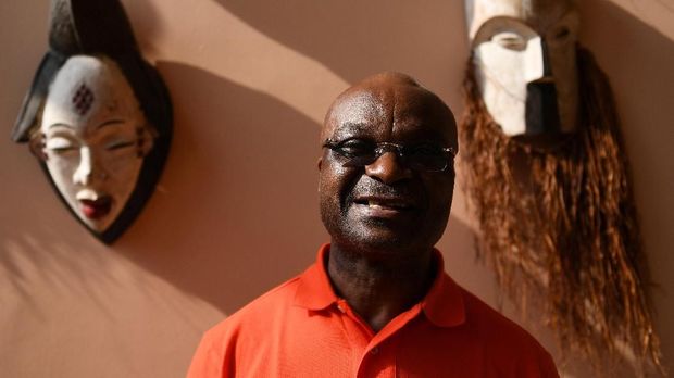 Roger Milla membuat nama Kamerun dikenal dunia.