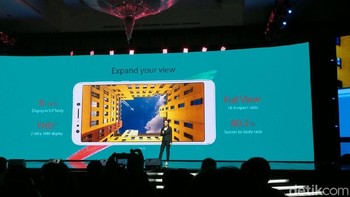 Zenfone Max misalnya, punya keunggulan di layarnya yang luas dan kapasitas baterainya yang besar.  Foto: Muhammad Alif Goenawan/detikINET