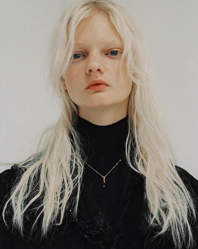 Model berambut pirang yang juga berwajah unik adalah Unia Pakhomova. Wanita yang pernah bekerja untuk Gucci, Alexander Wang hingga Balenciaga ini punya tampilan wajah mirip peri dalam film-film fantasi. Yunia sendiri memang termotivasi untuk terjun ke dunia modeling untuk membuktikan kesuksesannya pada orang-orang yang mengatakan ia tak cocok di industri fashion. Foto: Instagram