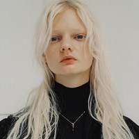 Model berambut pirang yang juga berwajah unik adalah Unia Pakhomova. Wanita yang pernah bekerja untuk Gucci, Alexander Wang hingga Balenciaga ini punya tampilan wajah mirip peri dalam film-film fantasi. Yunia sendiri memang termotivasi untuk terjun ke dunia modeling untuk membuktikan kesuksesannya pada orang-orang yang mengatakan ia tak cocok di industri fashion. Foto: Instagram