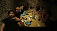 Dimas memang memiliki banyak teman. Meski sibuk dengan berbagai jadwal syuting, Dimas masih sering ngopi bareng dengan teman-temannya. Foto: Instagram @dimsanggara