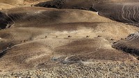 Dari bukit karang yang yang dikenal sebagai Arches, traveler bisa melihatnya dari ketinggian dan terlihat ngarai di bawahnya. Taman Nasional Timna pernah menjadi salah satu pusat produksi logam di zaman kuno (mesoreisen/Instagram)