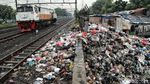 Foto: Sampah Menumpuk di Pinggir Rel Kereta Api