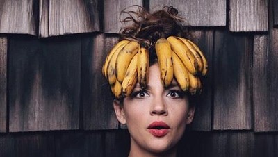 Kreatif! Wanita Ini Ubah Sayur dan Buah Jadi Aksesoris Rambut hingga Kalung