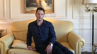 Si keren Star Lord dari Guardian of the Galaxy yang diperankan oleh Chris Pratt, memasang pose manisnya ketika menirukan sebuah lukisan, lengkap dengan buah anggur, pisang, dan blueberry di depannya. Foto: Istimewa