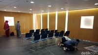 Di dalam ruangan itu terdapat sekat dan penanda kiblat untuk yang akan menunaikan salat. DIbatasi dengan beberapa garis (Kanavino/detikTravel) 