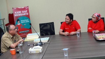Dalam kunjungannya itu langsung diterima oleh Kepala Dinas Dukcapil Kab Bogor Oetje Subagdja. Foto: dok. Telkomsel
