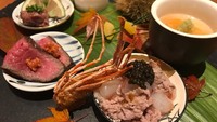 Kalau yang ini menu makan malamnya mewah ya. Ada seafood hingga daging. Pasti lagi pesta nih mbak Titi. Foto: instagram @titirajobintang