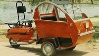 Helicak bisa dikatakan sebagai salah satu transportasi umum di Ibu Kota yang memiliki bentuk unik yakni perpaduan antara helikopter dan becak. Diperkirakan pertama kali diluncurkan pada tahun 1971. Pada saat itu helicak dikembangkan sebagai pengganti becak yang sempat dilarang di Jakarta. Namun, seiring berjalannya waktu pamor helicak kian memudar selain karena biaya perawatan yang cukup menguras kantong, Pemprov DKI Jakarta juga membatasi izin penambahan unit helicak karena faktor keselamatan. Pool (Internet/detikcom).