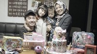 Pria berusia 31 tahun ini terlihat sedang merayakan hari ulang tahun Embun. Ini adalah ulang tahun ke-5 si Embun cantik. Foto: Instagram @omeshomesh Foto: Instagram @omeshomesh