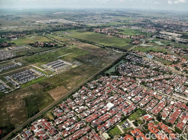 Perumahan dan Pabrik Bikin Lahan Sawah Menyusut