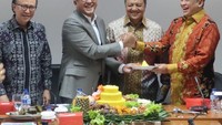Tumpeng jadi perlambang syukuran Bamsoet saat dirinya terpilih sebagai Ketua DPR RI, menggantikan Setya Novanto. Senyumnya bahagia sekali ya? Foto: Instagram bambang.soesatyo