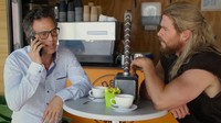Ditemani Mjölnir, Mark Ruffalo dan Chris Hemsworth yang berpakaian seperti Thor memilih kopi sebagai teman mengobrol mereka. Siapa di sini yang penggemarnya Hulk dan Thor? Foto: Istimewa
