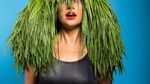 Kreatif! Wanita Ini Ubah Sayur dan Buah Jadi Aksesoris Rambut hingga Kalung