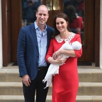 Natasha menjadi orang di balik penampilan stylish Kate Middleton selama ini. Ia pun siap siaga datang ke rumah sakit saat Kate melahirkan. Tash selalu menata penampilan Kate saat keluar dari rumah sakit pasca melahirkan.  Foto: Dok. Getty Images