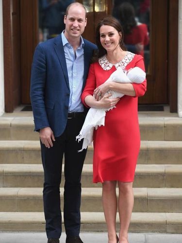 Kate Middleton saat memakai gaun merah Jenny Packham usai melahirkan. 