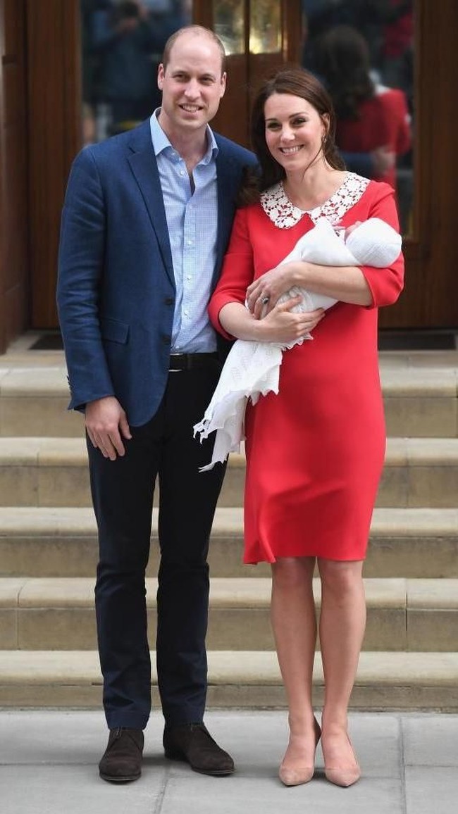 Natasha menjadi orang di balik penampilan stylish Kate Middleton selama ini. Ia pun siap siaga datang ke rumah sakit saat Kate melahirkan. Tash selalu menata penampilan Kate saat keluar dari rumah sakit pasca melahirkan.  Foto: Dok. Getty Images