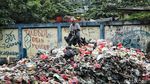 Foto: Sampah Menumpuk di Pinggir Rel Kereta Api