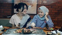 Lagi ada dimana nih? Kok kayaknya enak ya, bakar daging dengan cocolan saus gurih pedas. Foto: Instagram @natasharizkynew