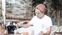 Komedian sekaligus presenter Omesh juga menjadikan kopi sebagai teman sarapannya. Ia menikmati kopi bersama roti yang dijadikan pengganjal perut. Sluuurp! Foto: Instagram @omeshomesh