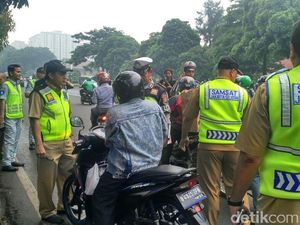 Kocak, Bukan Kasih Surat-surat, Pemotor Ini Kasih Jamu ke Polisi