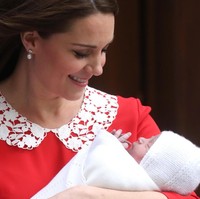 Didampingi Pangeran William, Kate menimang sang buah hati yang dibungkus selimut putih berbahan rajut. Diketahui, selimut tersebut merupakan produk keluaran G.H. Hurt & Son. (Foto: Chris Jackson/Getty Images)