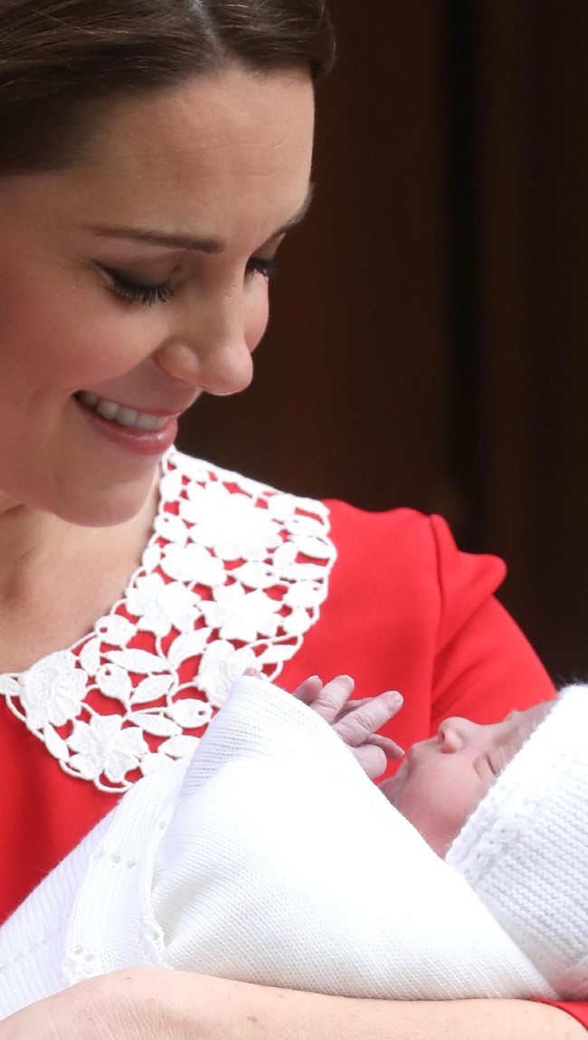 Didampingi Pangeran William, Kate menimang sang buah hati yang dibungkus selimut putih berbahan rajut. Diketahui, selimut tersebut merupakan produk keluaran G.H. Hurt & Son. (Foto: Chris Jackson/Getty Images)