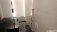 Tempatnya cukup lengkap, bagi yang Muslim, ada tempat berwudhu juga di sini (Kanavino/detikTravel) 