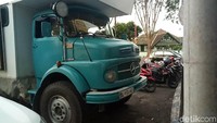 Truk tua ini disulap jadi rumah berjalan. Foto: Ardian Fanani