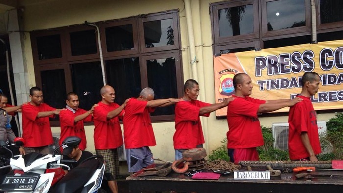 Terungkap! Aksi Komplotan Pencuri Kabel Telkom Ini Sangat Rapi
