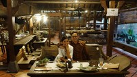 Ah romantisnya! Makan malam dengan menu pecel di Solo. Restorannya juga keren, bergaya klasik dengan interior serba kayu. Foto: instagram @titirajobintang