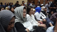 Kedua tangannya tampak tersilang sembari tetap mendengarkan pembacaan vonis dengan saksama (Foto: Haris Fadhil/detikcom)