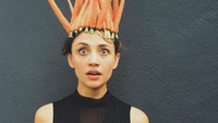 Mahkota ini sepenuhnya terbuat dari wortel segar yang baru dipetik. Laura berharap bahwa dengan hadirnya foto-foto ini dapat mendorong orang lebih giat memakan sayur dan beralih ke vegan.  Foto: Instagram @imlauramiller