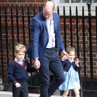 Putri Charlotte sepertinya sudah mulai terbiasa dengan sorotan. Ia tak lupa untuk melambaikan tangan ke arah para fotografer saat menjenguk sang ibu yang baru melahirkan adiknya. (Foto: Getty Images)