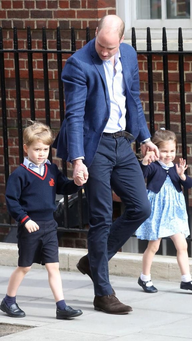 Putri Charlotte sepertinya sudah mulai terbiasa dengan sorotan. Ia tak lupa untuk melambaikan tangan ke arah para fotografer saat menjenguk sang ibu yang baru melahirkan adiknya. (Foto: Getty Images)