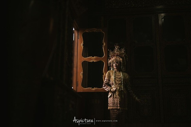 Teknik pencahayaan seperti ini membuat tampilan baju adat pengantin Palembang tampil lebih mencuri perhatian. Dok. Aspictura