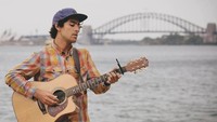 Dia akan selalu meramaikan suasana, panggung, halaman, tempat apapun dengan kehangatan dan lagu-lagu yang luar biasa, kata pembuat papan selancar South Coast di NSW, Dylan Perese. (Foto: Dok. Facebook Jae Haydon)