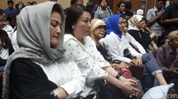 Sesekali Deisti menggigit bibirnya seolah melepaskan rasa harap-harap cemas menunggu vonis pada Novanto (Foto: Haris Fadhil/detikcom)
