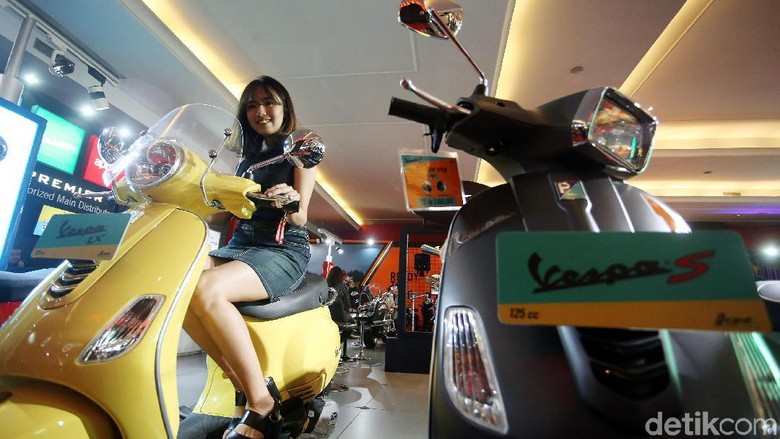 Model berpose dengan motor Vespa di arena IIMS 2018 (Foto: Rengga Sancaya) Model berpose dengan motor Vespa di arena IIMS 2018 (Foto: Rengga Sancaya)