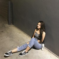 Dalam postingan Instagram-nya, Shafa Harris sering terlihat berpakaian casual dan simpel. Seperti memakai tank top dan jeans serta sneakers. Foto: Instagram/@shafaharris