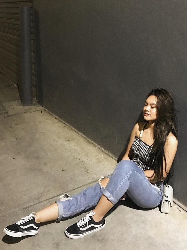 Dalam postingan Instagram-nya, Shafa Harris sering terlihat berpakaian casual dan simpel. Seperti memakai tank top dan jeans serta sneakers. Foto: Instagram/@shafaharris