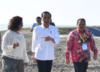 Menteri Susi Pudjiastuti ikut mendampingi Jokowi