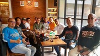 Bersama komunitas McLaren, Lamborgini, Ferrari dan Harley Davidson Indonesia, Bambang menikmati makan bersama di sebuah restoran. Wah, kompak banget ya! Foto: Instagram bambang.soesatyo