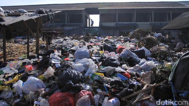 Bau, Sampah Menggunung di Pasar Baleendah Kabupaten Bandung