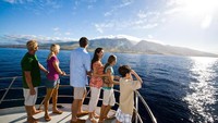 Hawaii jauh dari mana-mana. Dari pesisir pantai di California, AS jaraknya 3.862 km, sedangkan dari negara lain, Jepang jaraknya 6.437 km. 8 Pulau utama di sana dihuni penduduk yang jumlah totalnya mencapai 1 jutaan (Hawaii Tourism Authority/Facebook)