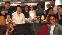 Kayaknya habis ada pesta di rumah nih. Ada banyak makanan dan banyak artis. Ada keluarga Gading Marten juga. Foto: instagram @titirajobintang