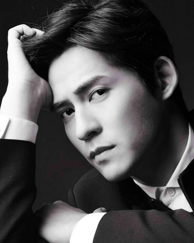 Potongan rambutnya yang jadi pendek membuat paras Vic Chou semakin segar dan ganteng. Foto: Instagram @vicchouyumin