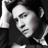 Potongan rambutnya yang jadi pendek membuat paras Vic Chou semakin segar dan ganteng. Foto: Instagram @vicchouyumin